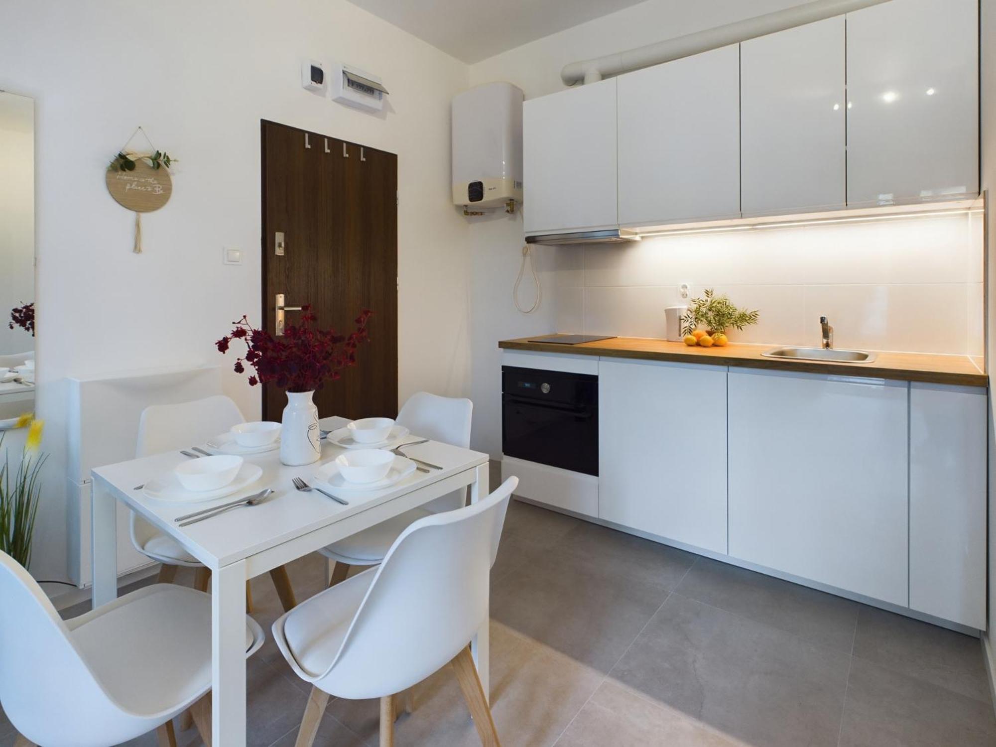 With Parking And Garden Near Chopin Airport By Renters Apartament
