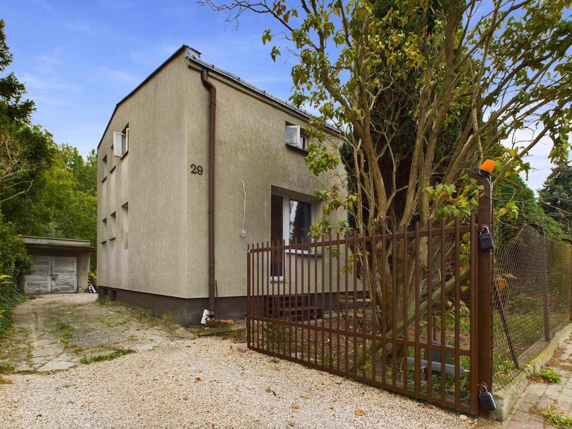 With Parking And Garden Near Chopin Airport By Renters Apartament